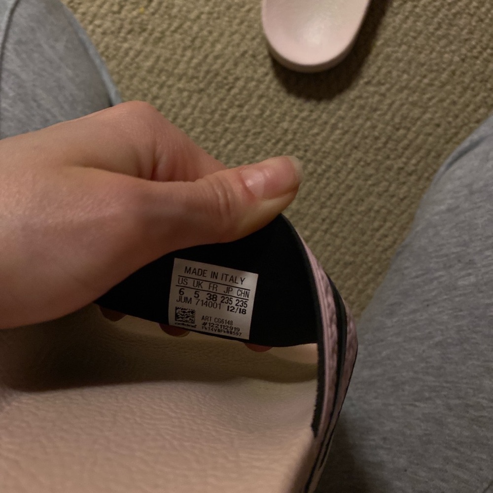 Pink adidas slides - Picture 4 of 4